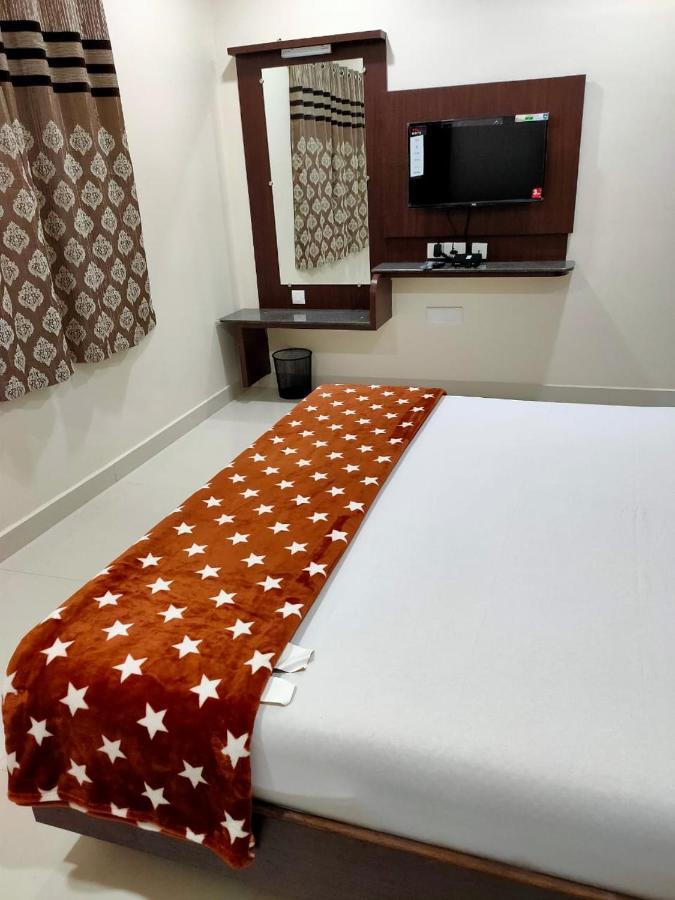 Отель Sri Krishna Residency Eluru Экстерьер фото