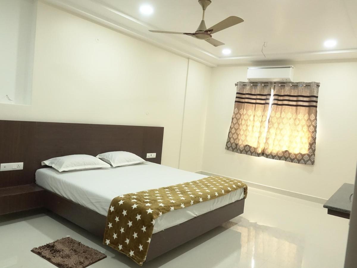 Отель Sri Krishna Residency Eluru Экстерьер фото
