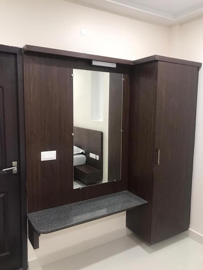 Отель Sri Krishna Residency Eluru Экстерьер фото