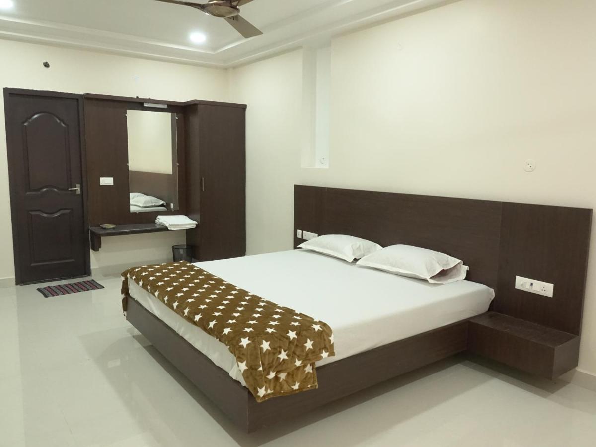 Отель Sri Krishna Residency Eluru Экстерьер фото